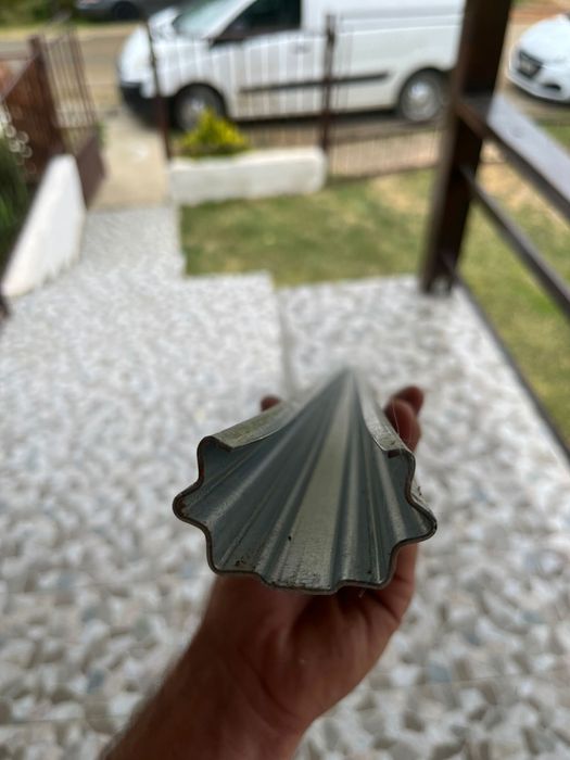 Stalpi de gard galvanizati aproape noi