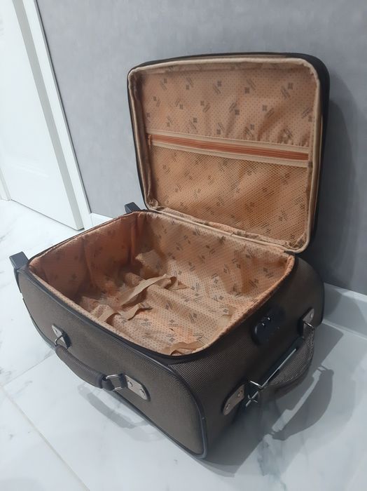 Чемодан для ручной клади.