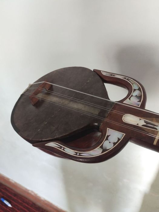 Qashqar rubobi sotiladi.Ovozi tiniq.Usto oʻlmasni ruboblaridan