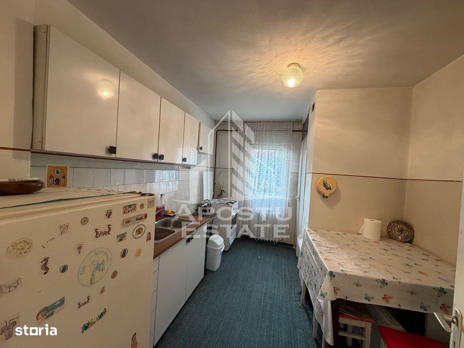 Apartament cu 3 camere de vanzare,decomandat,etaj intermediar,Bucovina