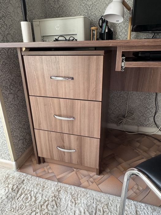 продается компьютерный стол