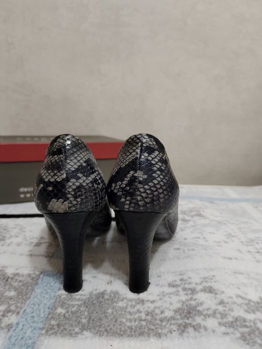 Туфли кожаные со змеиным принтом