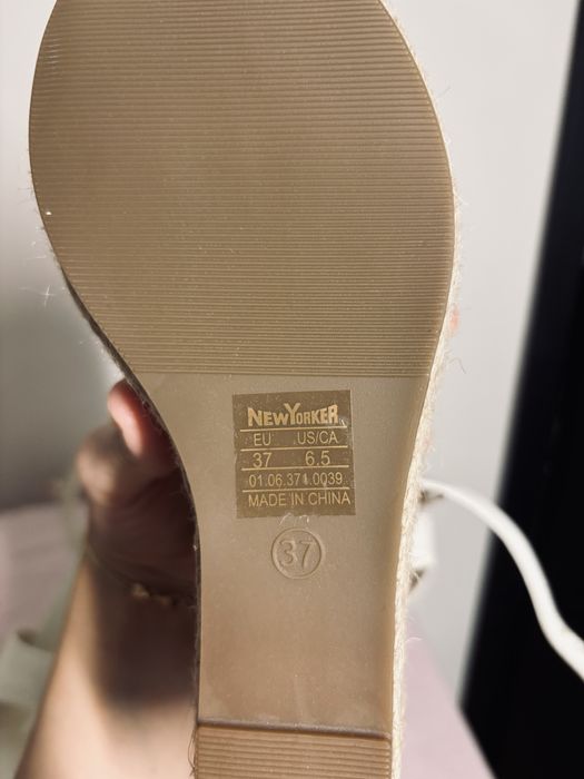 Бели сандали на платформа , нови.