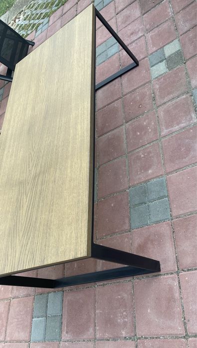 Маса холна от метал и плот