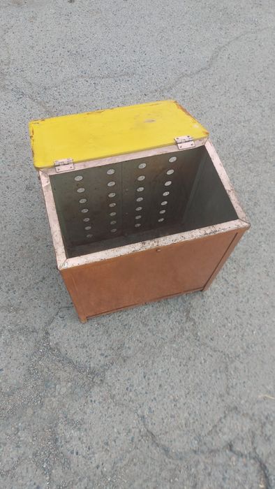 Ящик металлический.