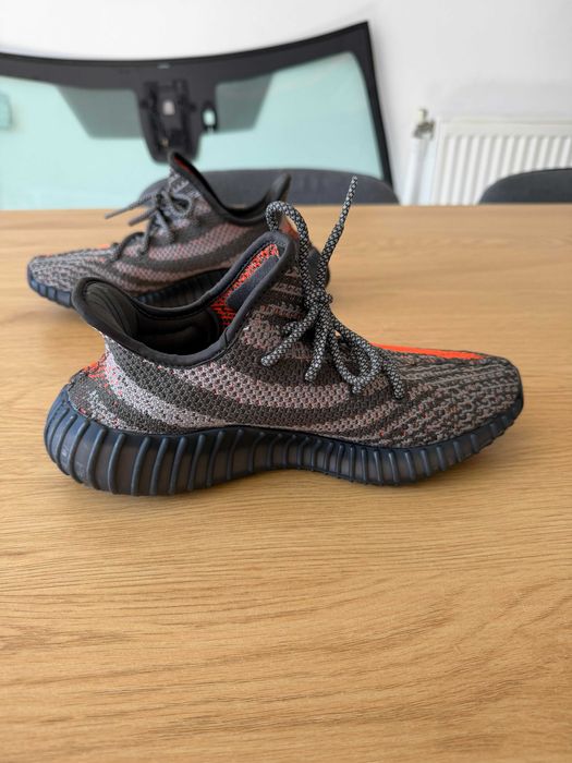 Vând Yeezy Originali, mărimea 39 1/3, în stare foarte bună