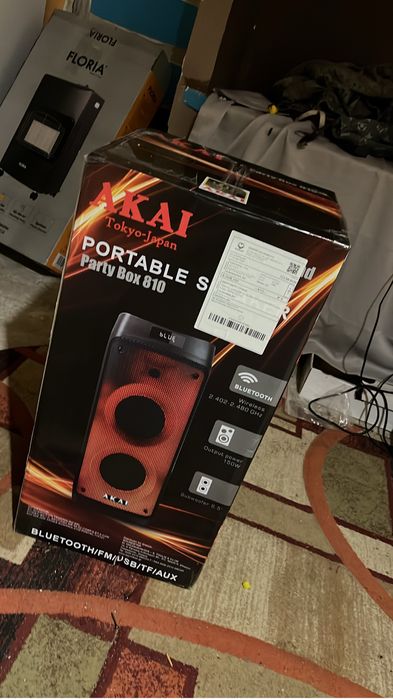 Se vinde boxa akai party box 810