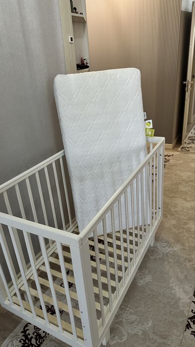 Детская кроватка , манеж белого цвета