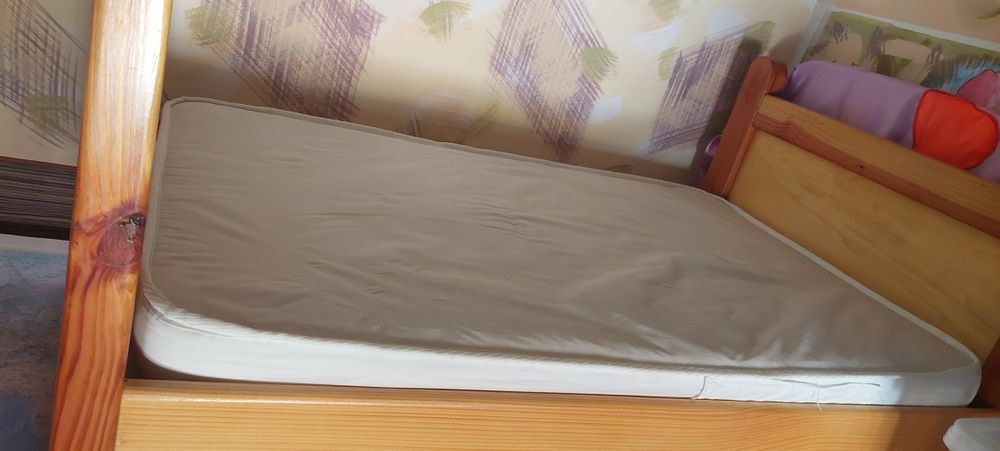 Pat triplu supraetajat pentru copii, din lemn
