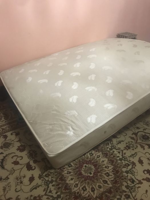 Продается матрас двухспальный в отличном состоянии 2 метр на 160