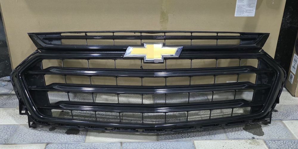 Передние фары и  Облицовка на Траверс.