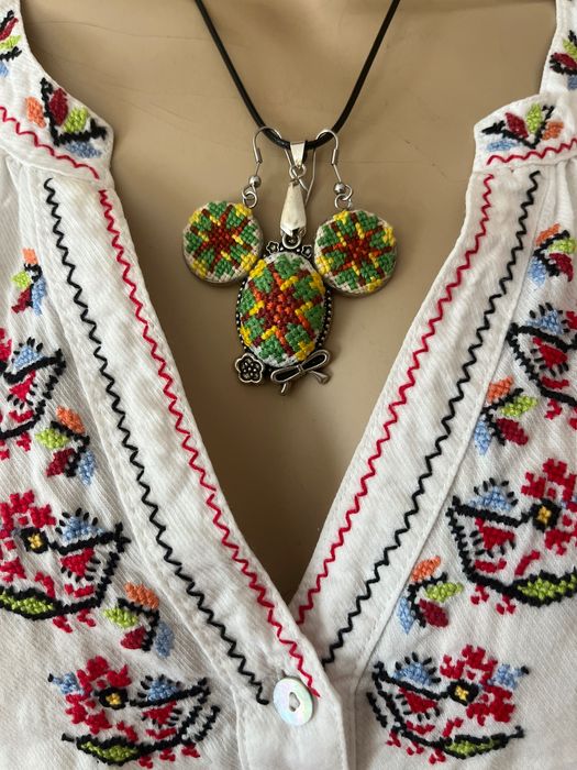Колие и обеци с ръчно бродирани шевици