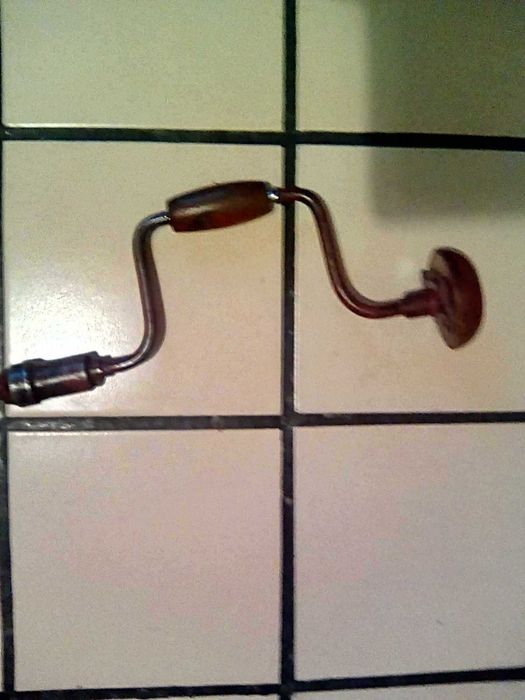 маткап, дърводелски ползван алуминиев нивелир и ниска дървена масичка