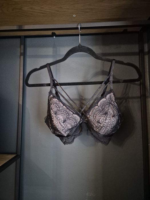 Sutien damă din dantelă neagră – elegant & feminin