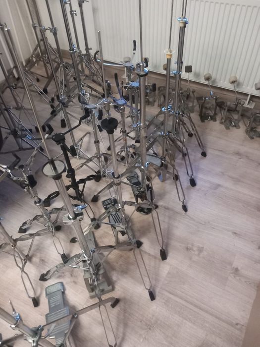 Vând diferite stative, de fus, cinele, premier, pedale, scaune de tobe
