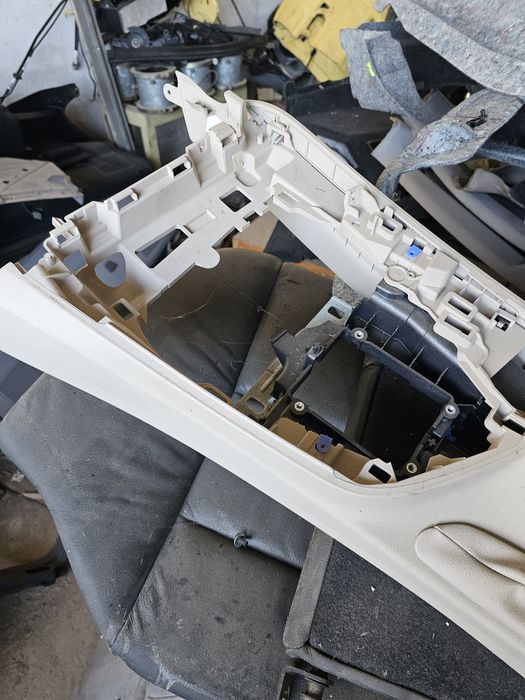 Подлакътник бмв ф30 ф31 bmw f30 f31 podlakatnik бежов бял