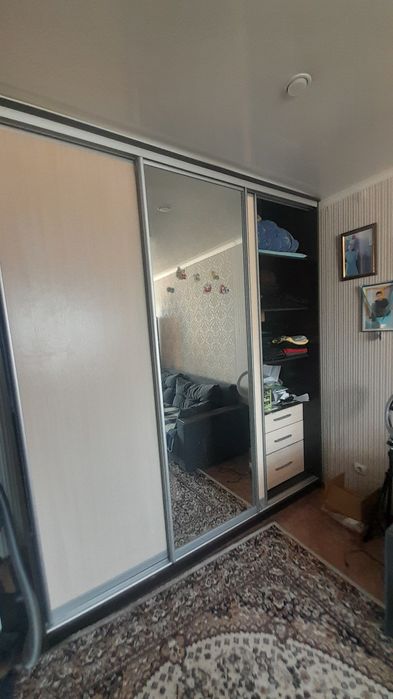 Шкаф купе с зеркалом