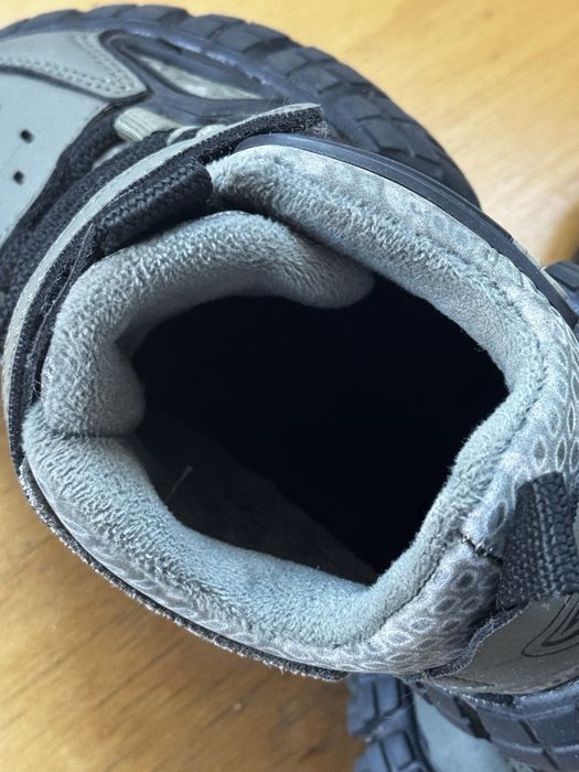 Продам осение кросовки