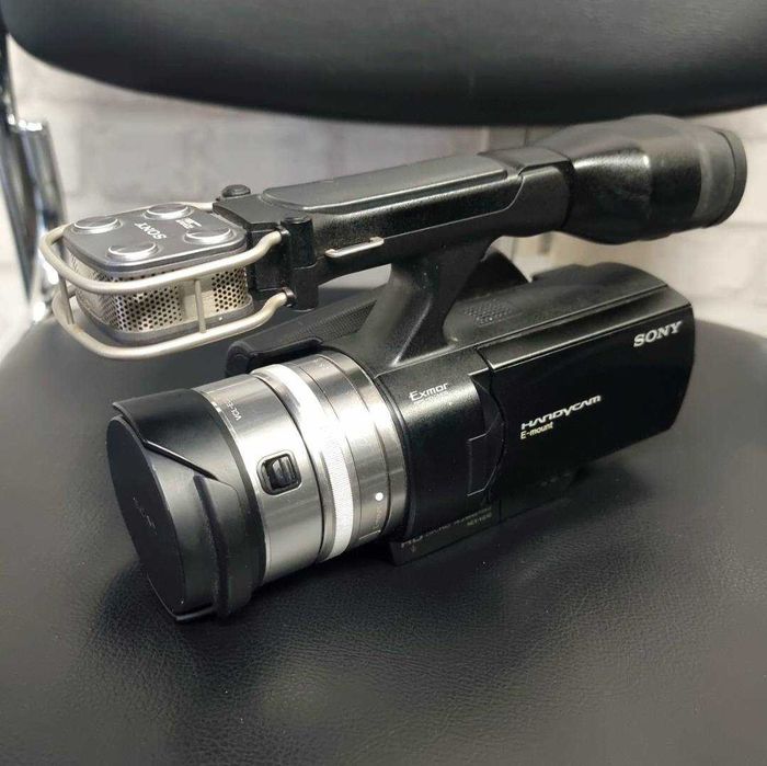 Видеокамера Sony NEX-VG10E с обектив