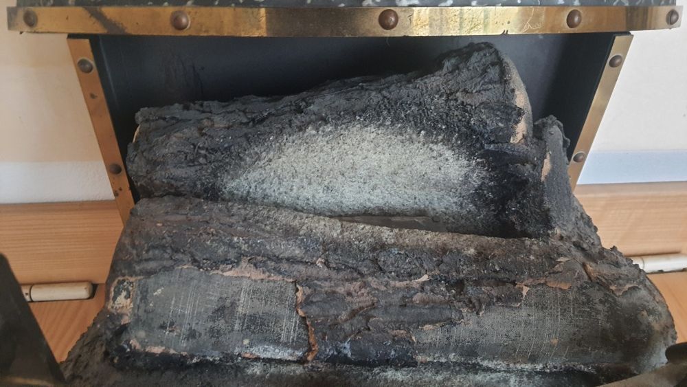 Șemineu din metal decorativ foarte bine reprodus lemnul coaja de copac