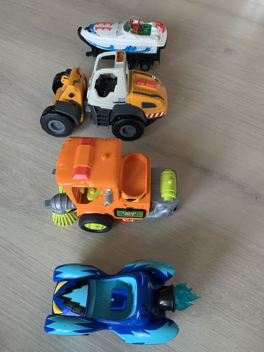 Vand set masinute superbe.