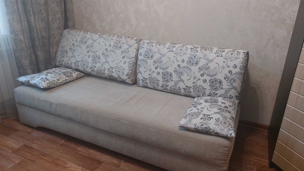 Диван мягкий с двумя подушками