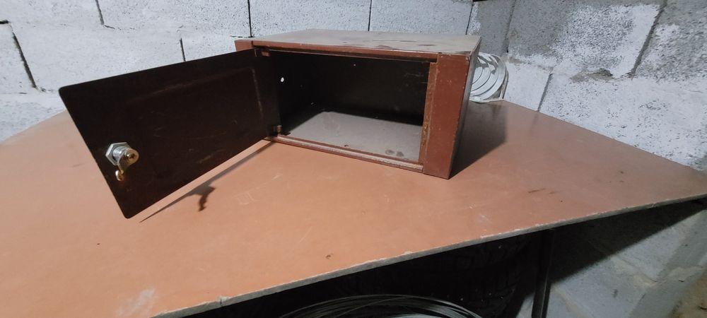 Продам сейф,замок не рабочий.
