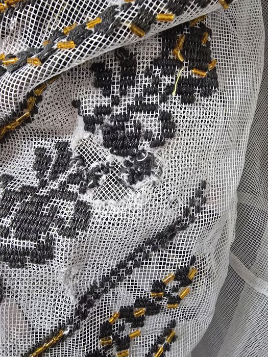 Ie cusuta pe perdea negru cu auriu