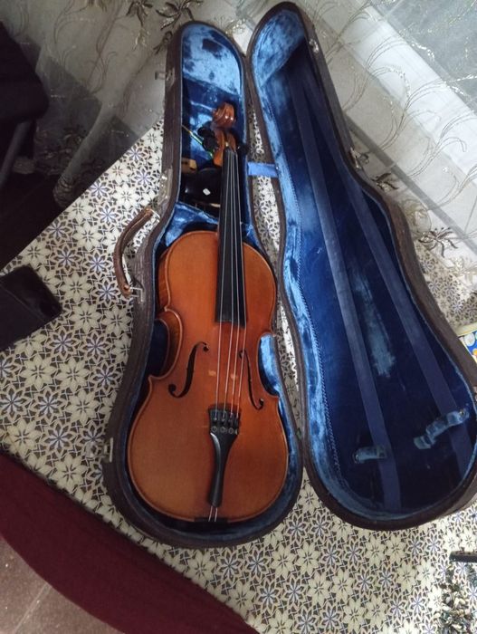 Vând vioară 4/4 copie Stradivarius în stare foarte bună