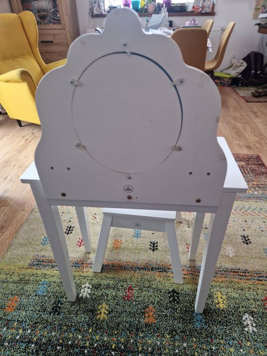 Idee acdou: Măsuță de toaletă și scaun KidKraft Medium Vanity & Stool