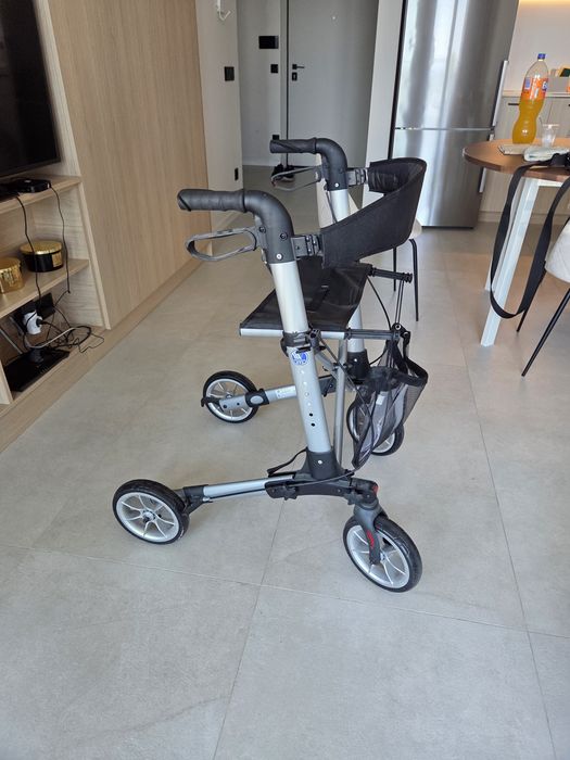 Нов ролатор проходилка Vermeiren Quadri-Light с 4 колела, седалка и спирачки – 200 €