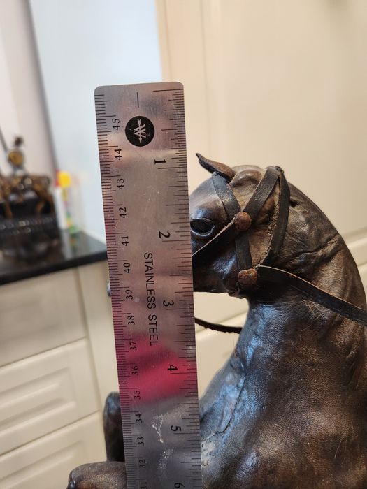 Винтидж кожена скулптура на конче