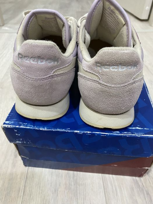 Продам женские кроссовки