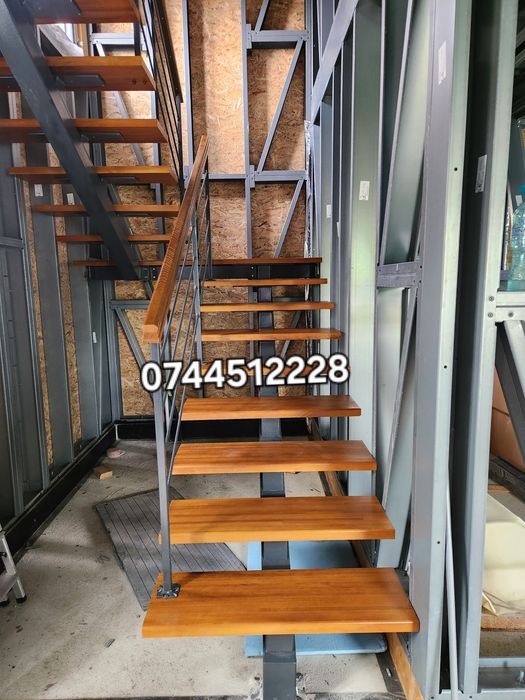 Scari metalice cu trepte din lemn