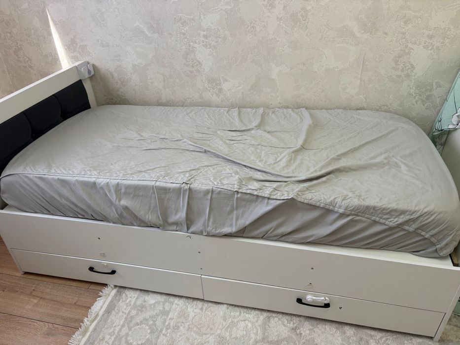 Продам кровать одномесный с полками