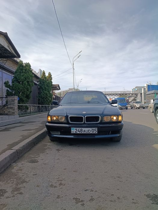 Продам BMW е38 механика на ходу