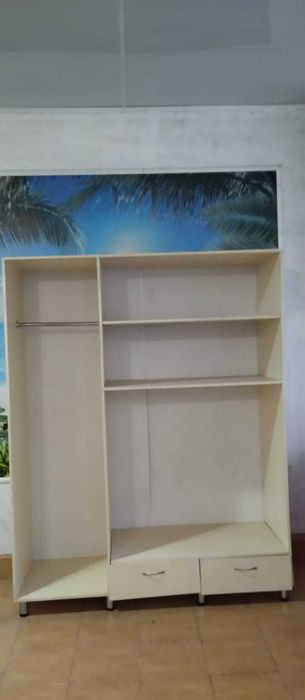 Шкаф. Белого цвета с выдвижными ящиками.