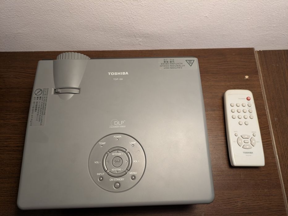 Videoproiector Toshiba TDP-S8