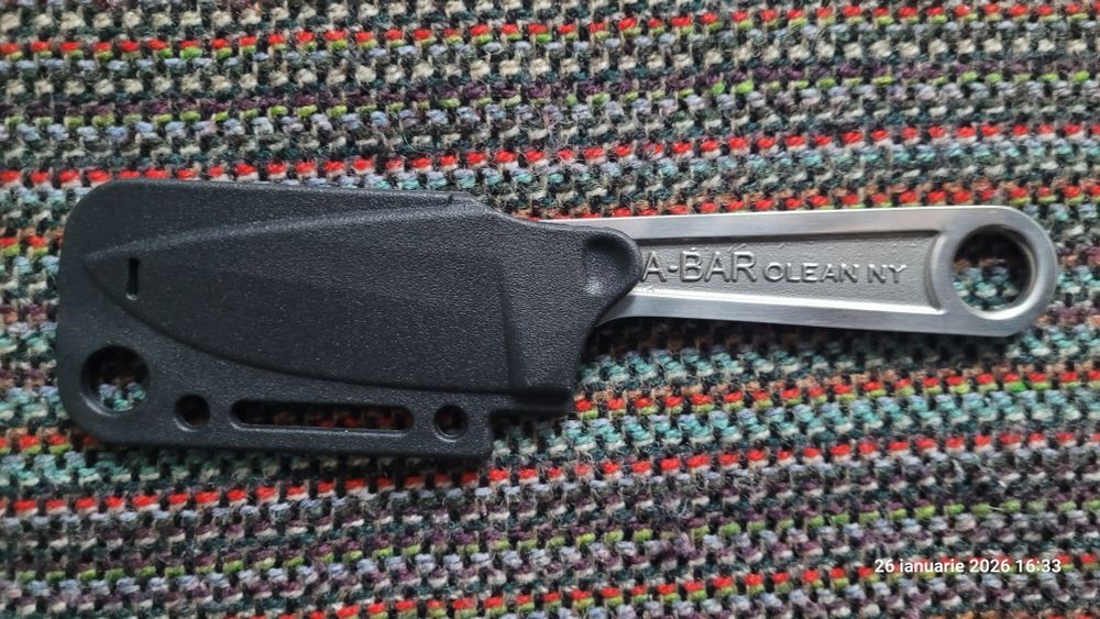 Vând cuțit robust, pentru activități outdoor (drumeții,  camping, etc)