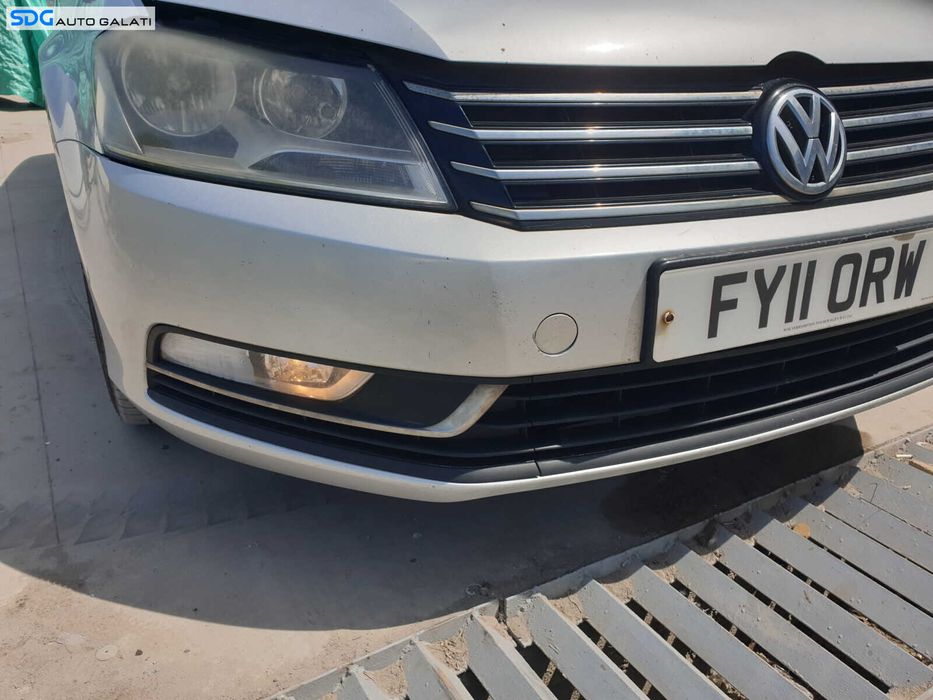 Bara Spoiler Fata cu Grile Proiectoare cu Imperfectiuni Volkswagen Passat B7 2010 - 2015 Culoare LA7W [K3738]
