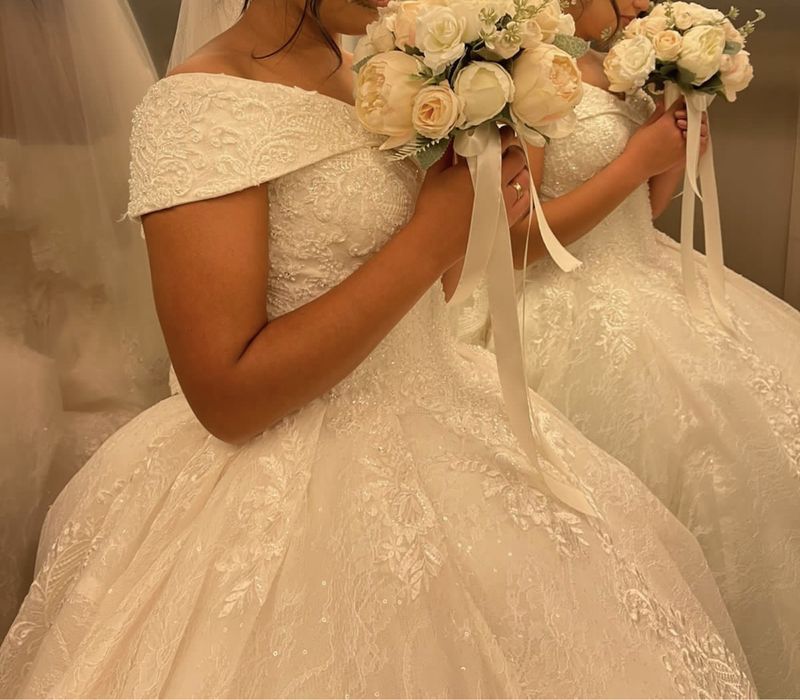 Продается шикарное  свадебное платье со шлейфом !