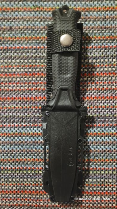 Vând cuțit robust, pentru activități outdoor (drumeții,  camping, etc)