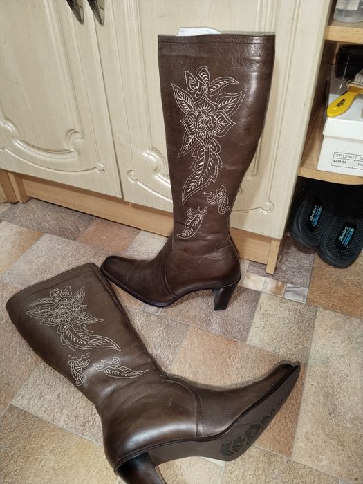 Продам зимние женские сапоги