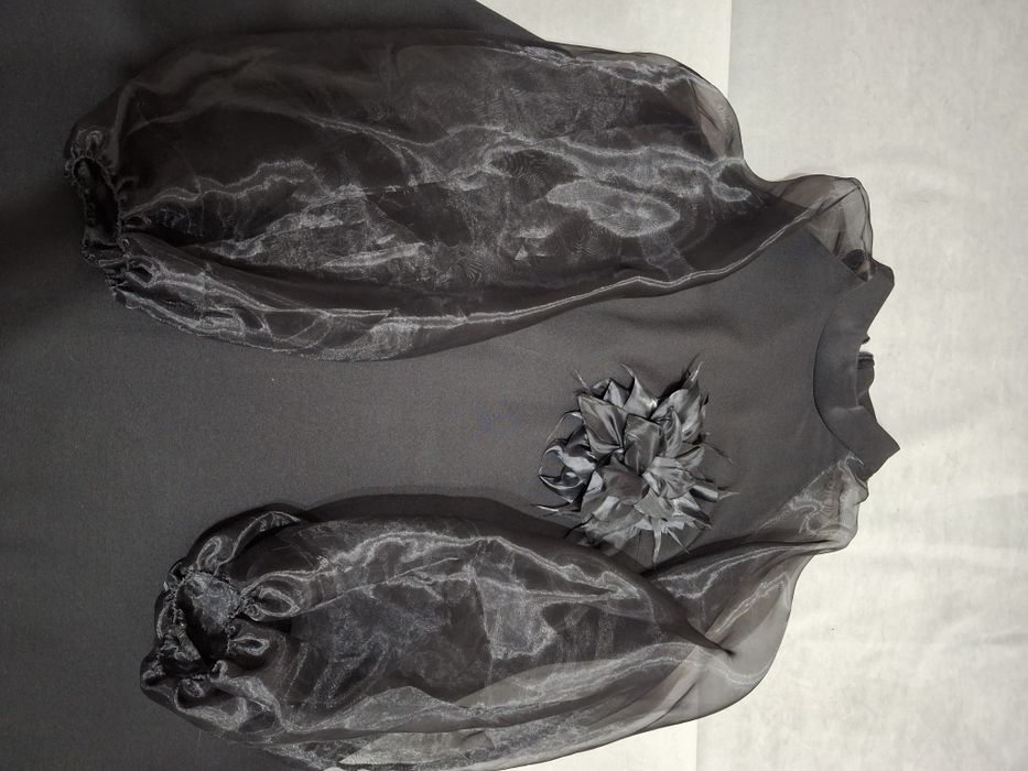 Продам платье и две блузки.тдевала пару раз