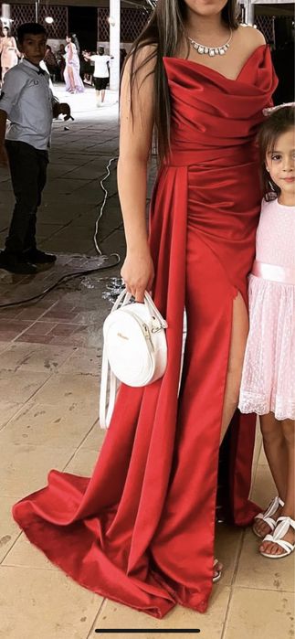 Сатенена дълга рокля