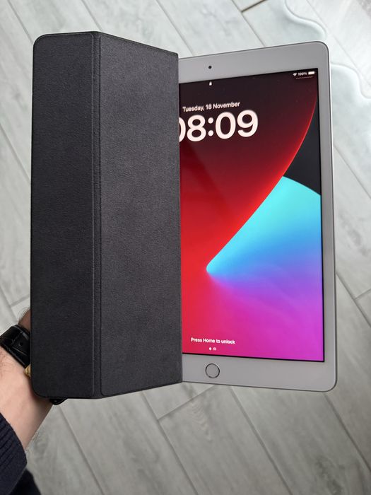 Vand iPad 8th Generation, 32GB, husa Flip Cover