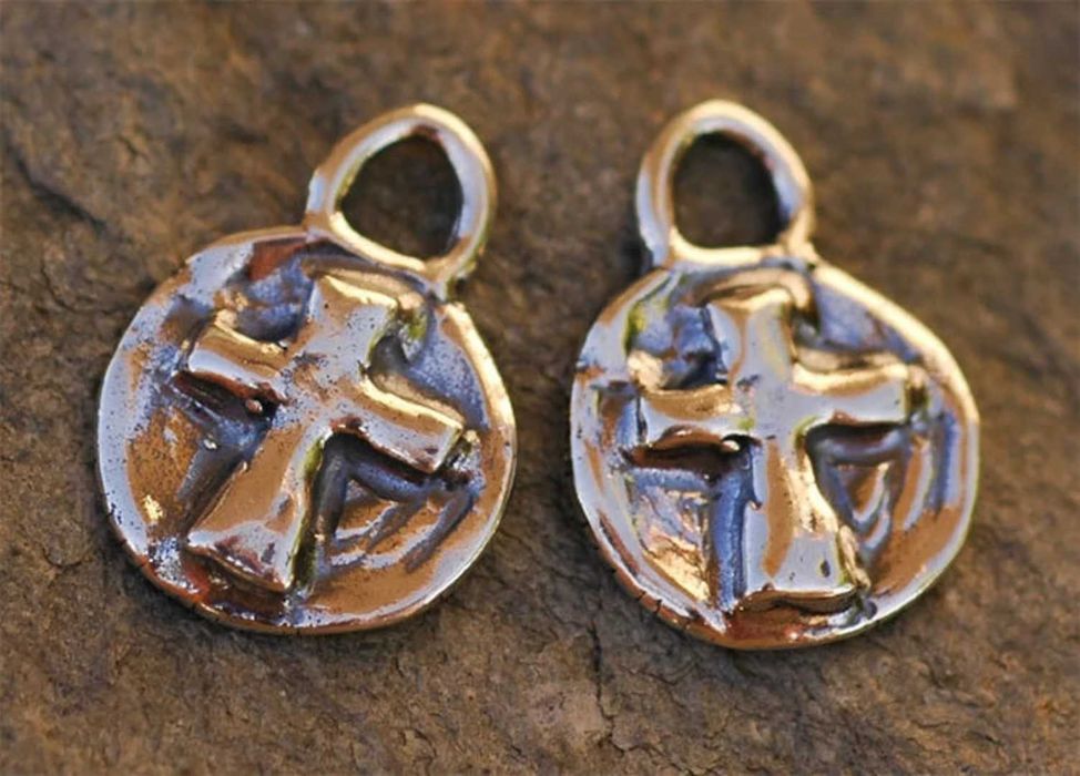 Сребърно бижу 925 – медальон с релефен кръст, талисман за вяра.