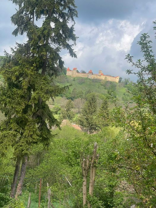 Casă săsească tradițională în Saschiz, Mureș – vedere spre Cetatea Țărănească