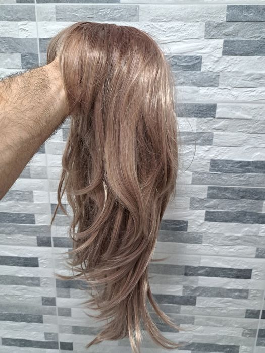 Perucă blondă folosită de două ori