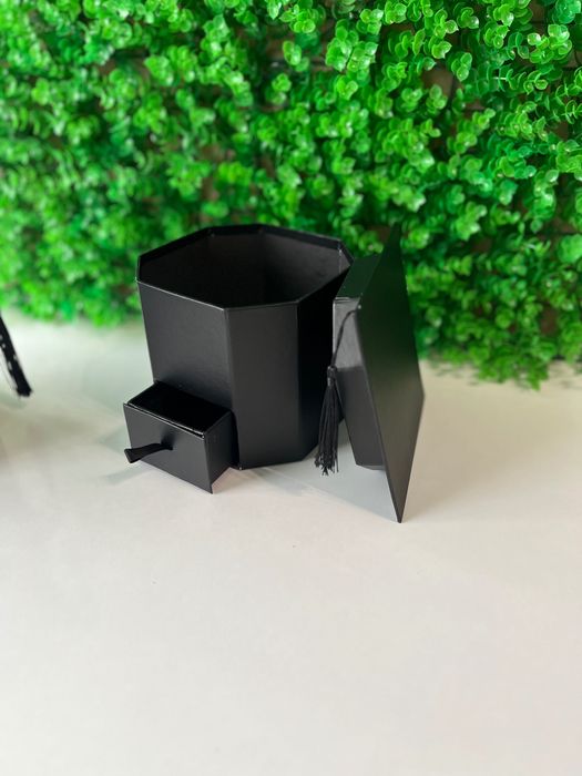 Кутия за аранжиране под формата на шапка за дипломиране